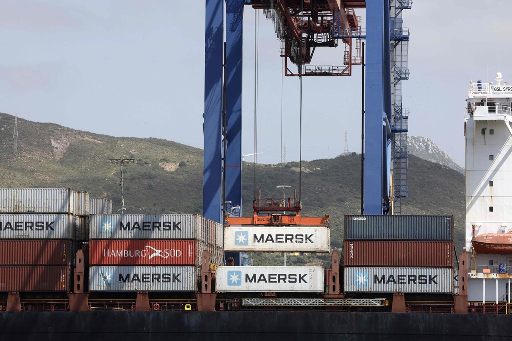 Des conteneurs sont chargés sur un navire au port Tanger Med, dans la ville de Tanger, au nord du Maroc, le 10 juillet 2025. /VCG