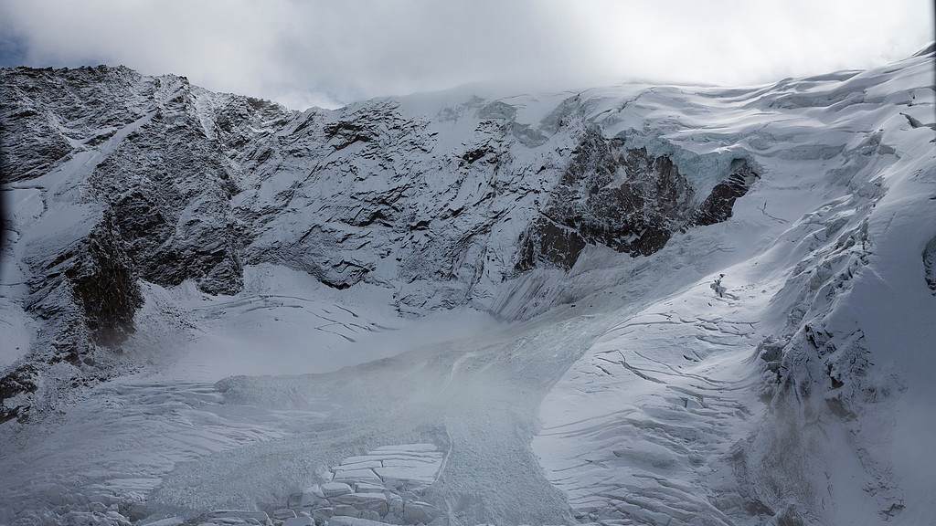 L'avalanche de glace du glacier du Trift au-dessus du village de Saas-Grund, Valais, Suisse, le 10 septembre 2017. /VCG