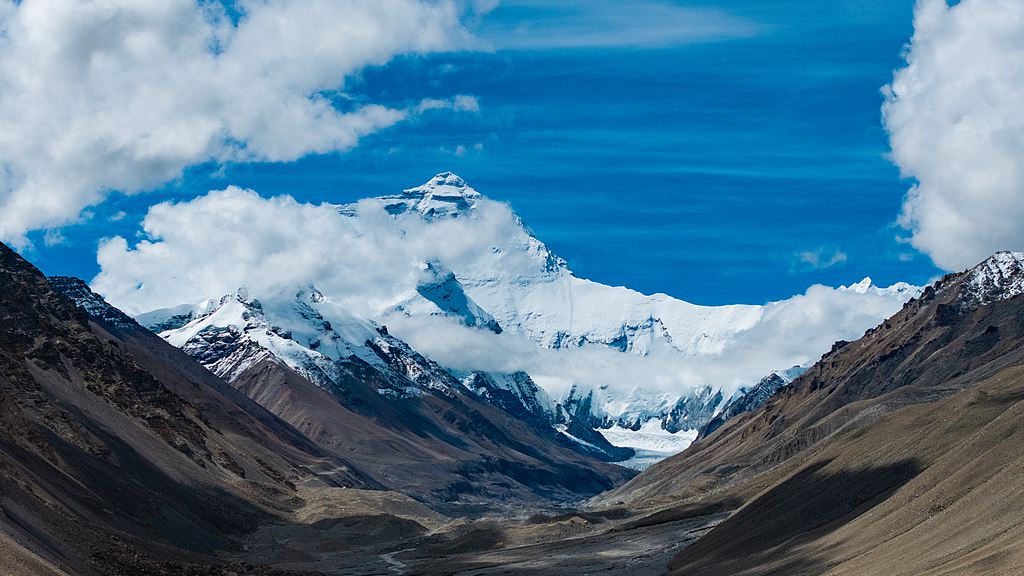 Le mont Qomolangma s'élève majestueusement au-dessus du plateau Qinghai-Xizang, le 8 août 2026. /VCG