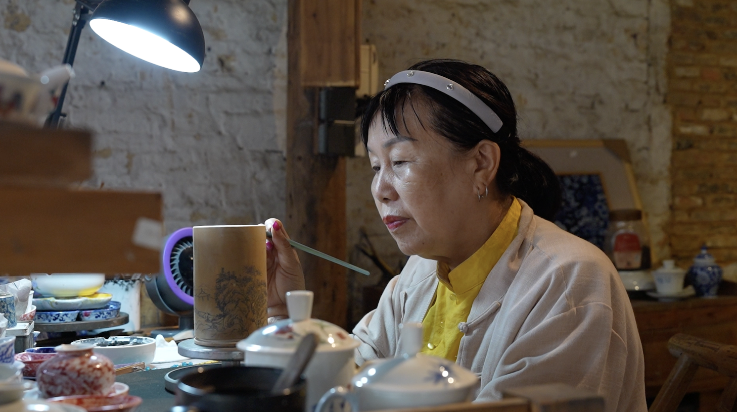 Un artisan fabrique un produit en céramique dans le bloc historique et culturel de Taoyangli à Jingdezhen, dans la province du Jiangxi (est de la Chine), le 31 août 2026. /CGTN