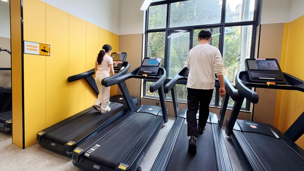 Un espace sur pilotis dans une communauté locale de Changsha, dans la province du Hunan (centre de la Chine), a été transformé en un centre de remise en forme intelligent équipé d'installations d'exercice professionnelles. /Xinhua