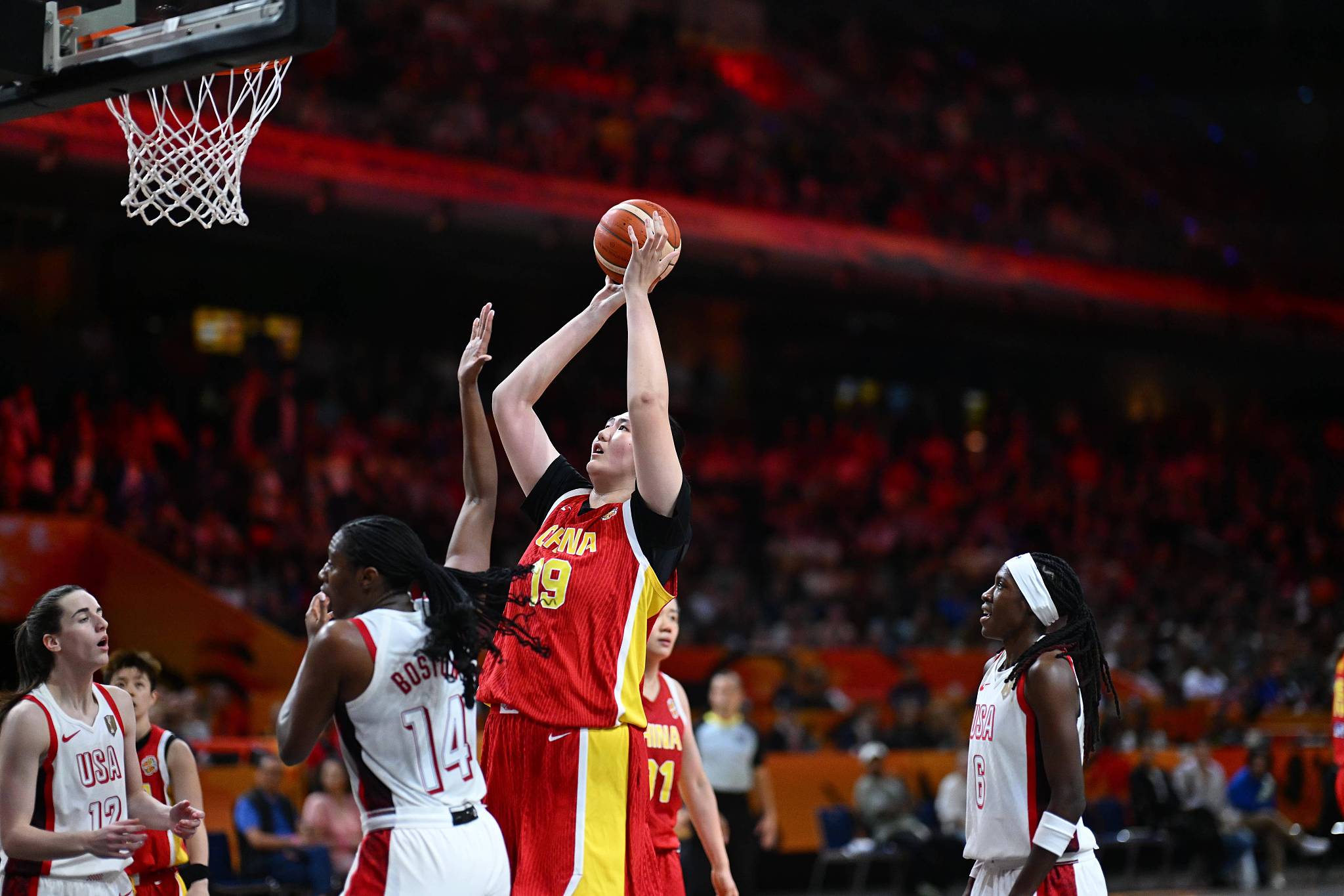 La Chinoise Zhang Ziyu (#19) tire lors du match du Groupe D contre les États-Unis lors de la Coupe du monde de basket-ball féminin FIBA à Berlin, en Allemagne, le 4 septembre 2026. /VCG