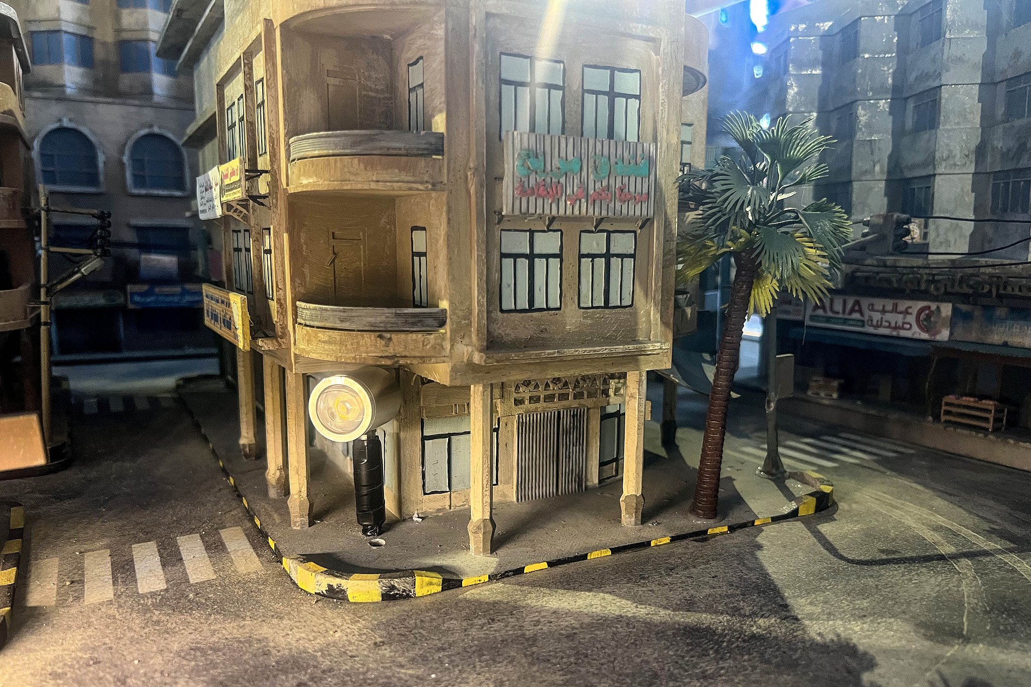 Une maquette de la ville du Moyen-Orient présentée dans le film anti-guerre chinois 