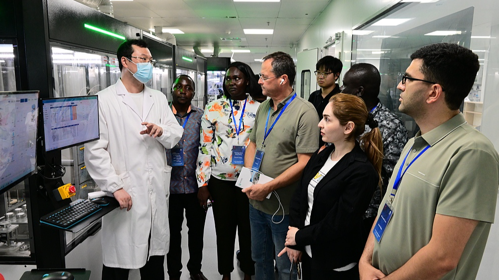 Les participants du séminaire de la Ceinture et de la Route sur le renforcement des capacités de gouvernance visitent l'Institut de recherche Jinhua de l'Université médicale chinoise du Zhejiang à Jinhua, province du Zhejiang, Chine, le 6 juillet 2026. /VCG