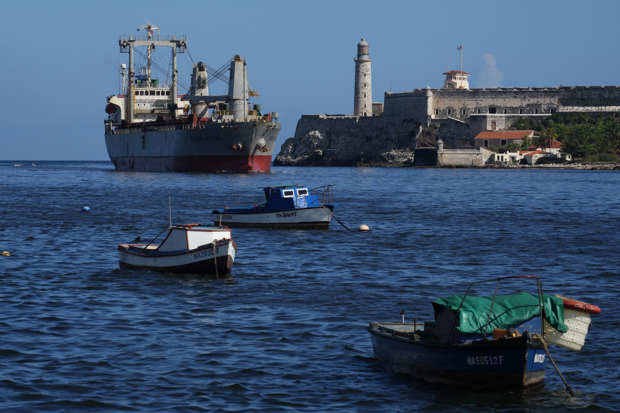 Le cargo asiatique Katra, en haut à gauche, arrive dans la baie de La Havane avec l'aide humanitaire du Mexique à La Havane, Cuba, le 18 mai 2026. /VCG