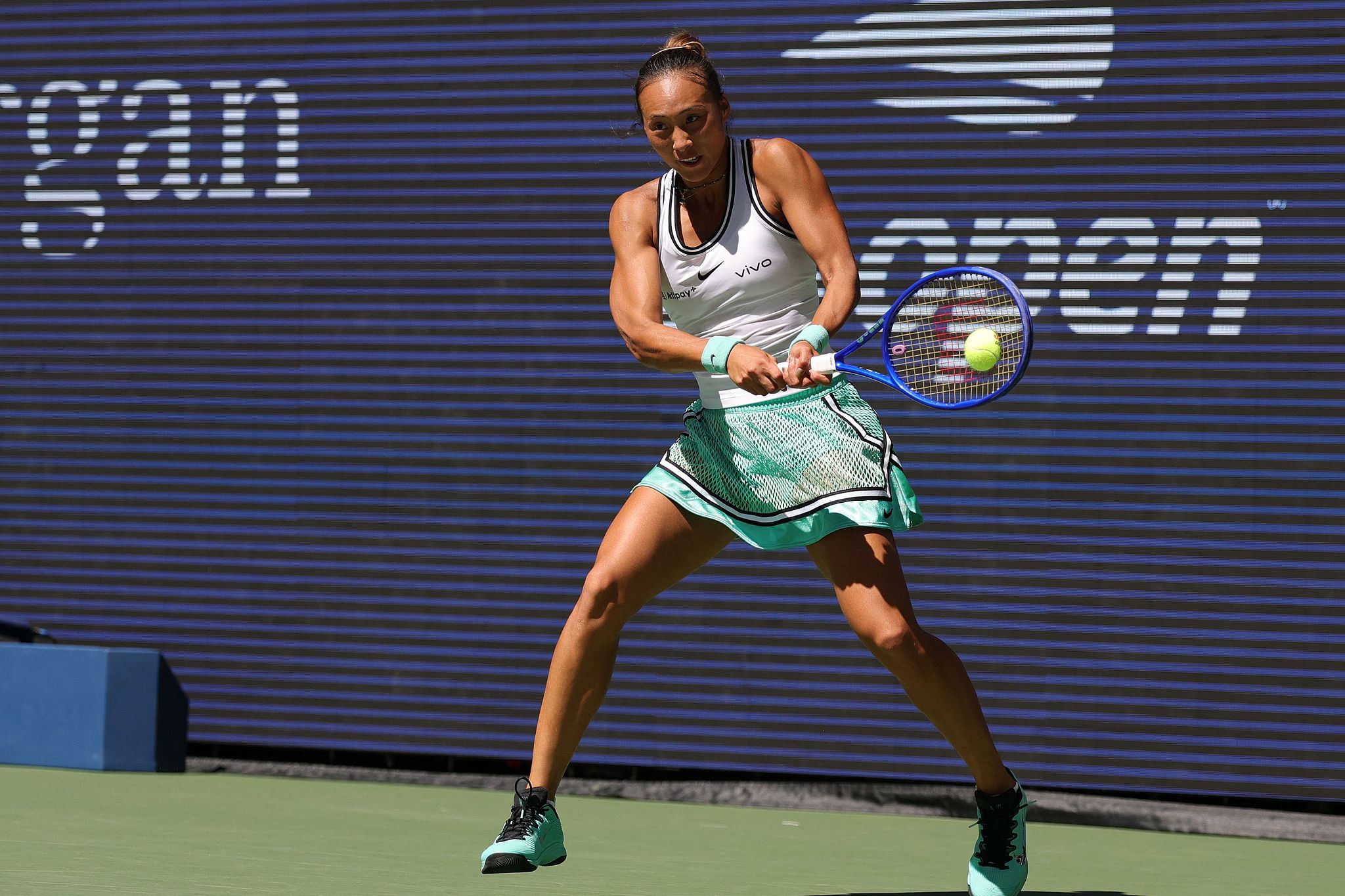 La Chinoise Zheng Qinwen réussit un tir lors des huitièmes de finale du simple féminin contre la Polonaise Iga Swiatek à l'US Open dans le Queens, New York, États-Unis, le 7 septembre 2026. /VCG