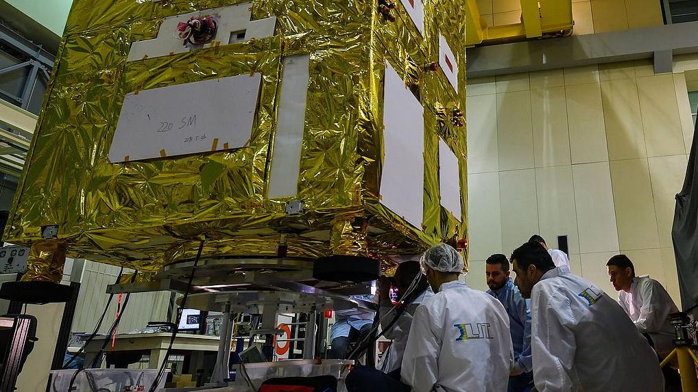 Des chercheurs brésiliens travaillent sur le CBERS-4A au laboratoire d'intégration et de tests du siège de l'INPE à Sao Jose dos Campos, Brésil, le 5 décembre 2018. /VCG