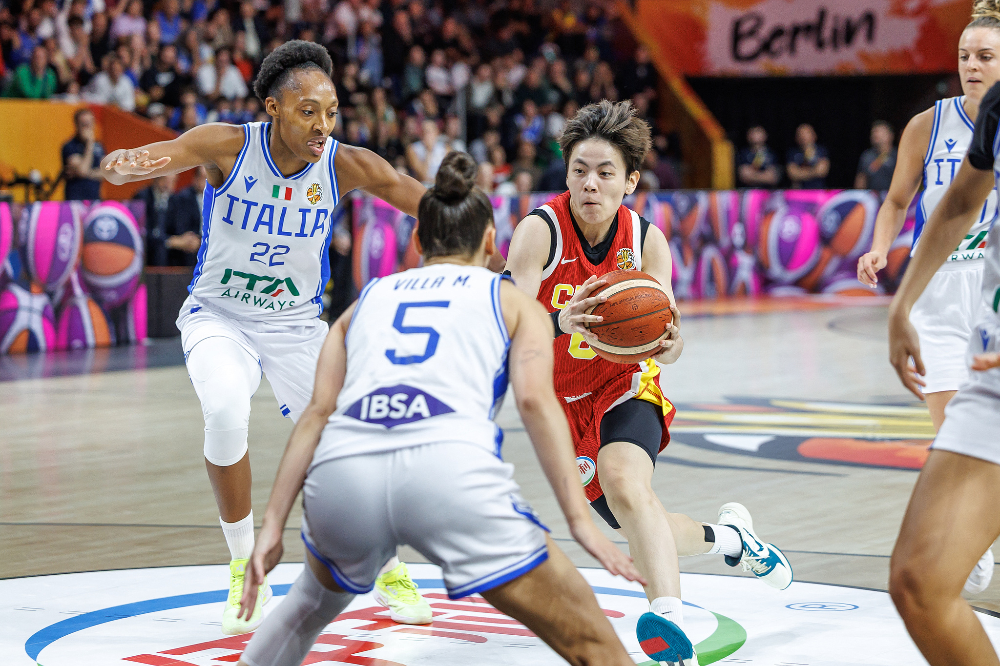 La Chinoise Yang Shuyu (#6) attaque lors du match du Groupe D contre l'Italie lors de la Coupe du monde de basket-ball féminin FIBA à Berlin, en Allemagne, le 7 septembre 2026. /VCG