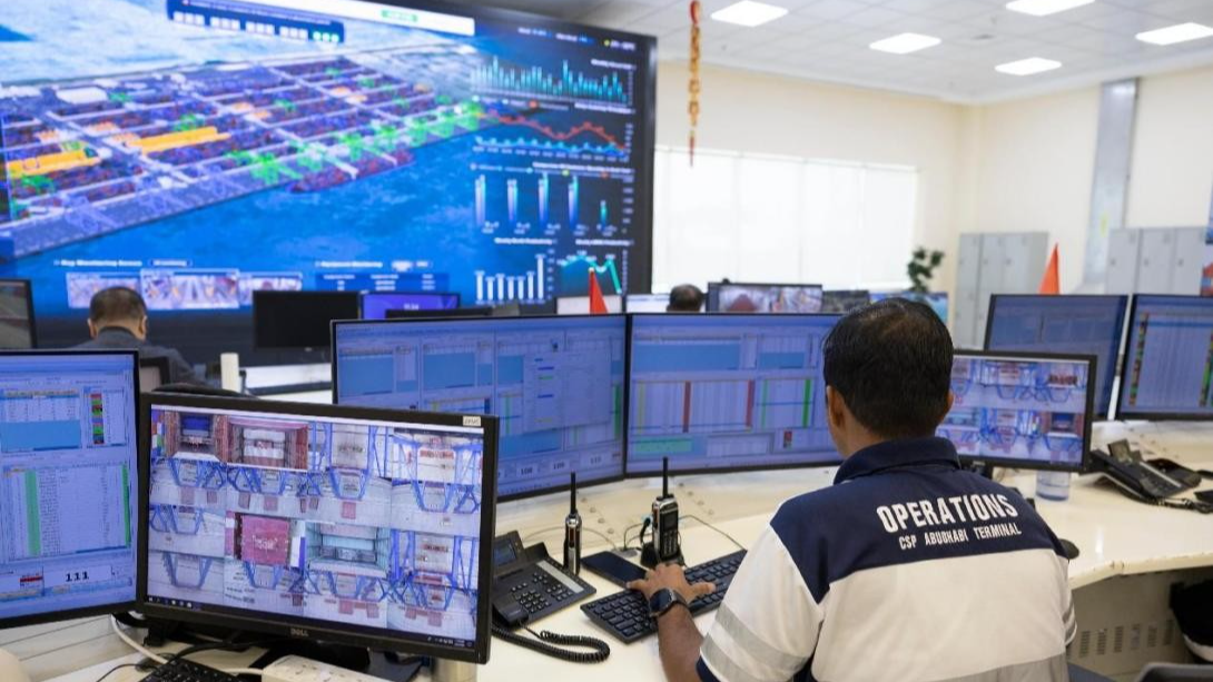 Les membres du personnel suivent les opérations via un système de jumeau numérique dans la salle de contrôle du terminal COSCO Shipping Ports Abu Dhabi. /Quotidien du Peuple