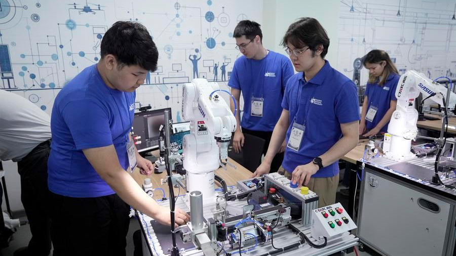 Des étudiants utilisent du matériel pédagogique pour le programme d'intelligence artificielle à l'atelier Luban de l'Université nationale eurasienne LN Gumilyov à Astana, au Kazakhstan, le 22 mai 2026. /Xinhua
