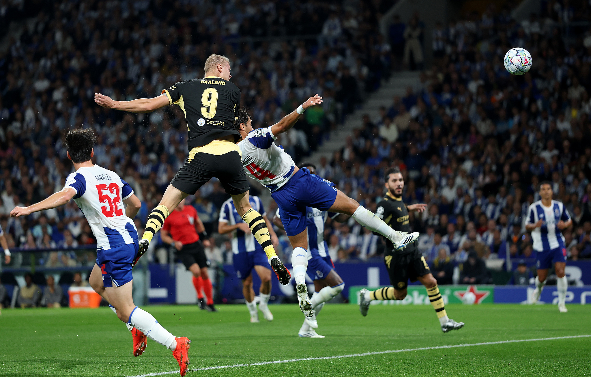Erling Haaland (#9) de Manchester City marque une tête lors du match de la Ligue des champions de l'UEFA contre Porto à l'Estadio do Dragao à Porto, Portugal, le 8 septembre 2026. /VCG 