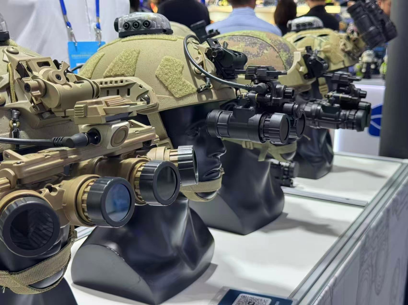 Des appareils de vision nocturne sont exposés lors de la troisième exposition de technologies et d'équipements de sécurité publique à Lianyungang, province du Jiangsu, Chine, le 8 septembre 2026. /CGTN