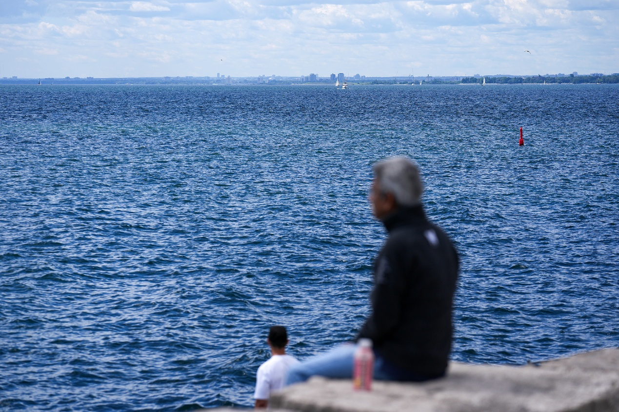 Les gens profitent d’une journée ensoleillée le long de la rive nord du lac Ontario à Toronto, au Canada, le 28 août 2026. /VCG