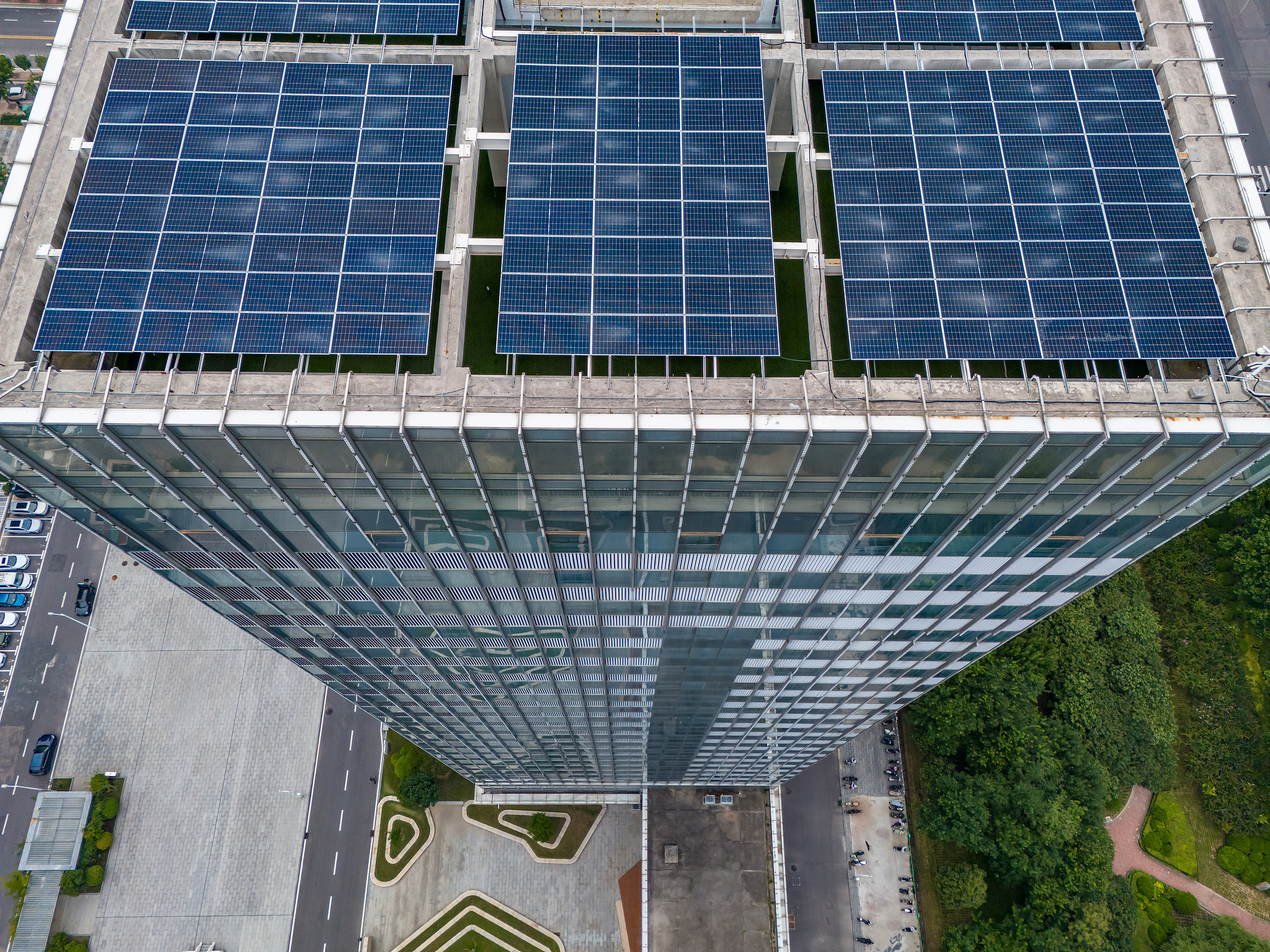 Un immeuble de bureaux de grande hauteur surmonté de panneaux solaires dans un parc industriel à Zhengzhou, province du Henan, centre de la Chine, le 18 août 2026. /VCG