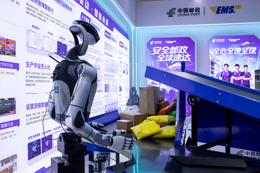 Un robot humanoïde démontre ses capacités de tri intelligent dans la zone d'exposition China Post EMS du Salon international chinois du commerce des services à Pékin, le 9 septembre 2026. /VCG