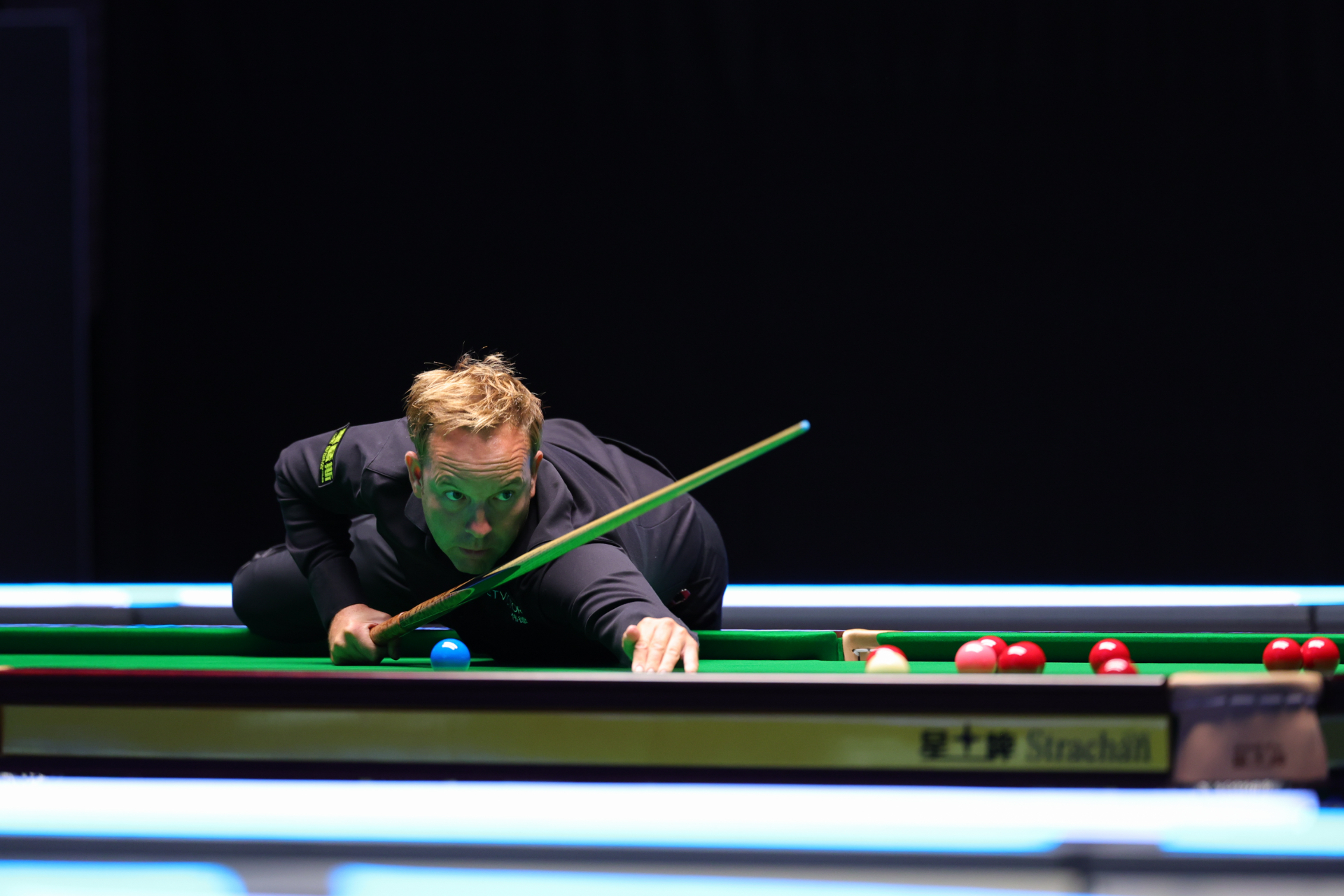 L'Anglais Kyren Wilson prépare un tir contre le Chinois Ding Junhui lors d'un match quart de finale au WST English Open à Brentwood, en Angleterre, le 11 septembre 2026. /WST