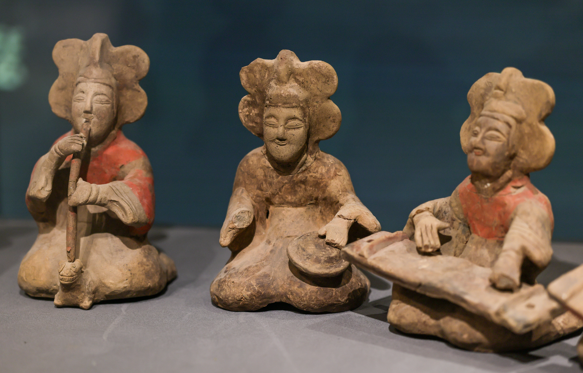 Un ensemble de figurines peintes en poterie d'une musicienne est exposée au Musée de l'aéroport occidental, à l'intérieur de l'aéroport international de Xi'an Xianyang, dans la province du Shaanxi, dans le nord-ouest de la Chine, le 11 septembre 2026. /VCG 