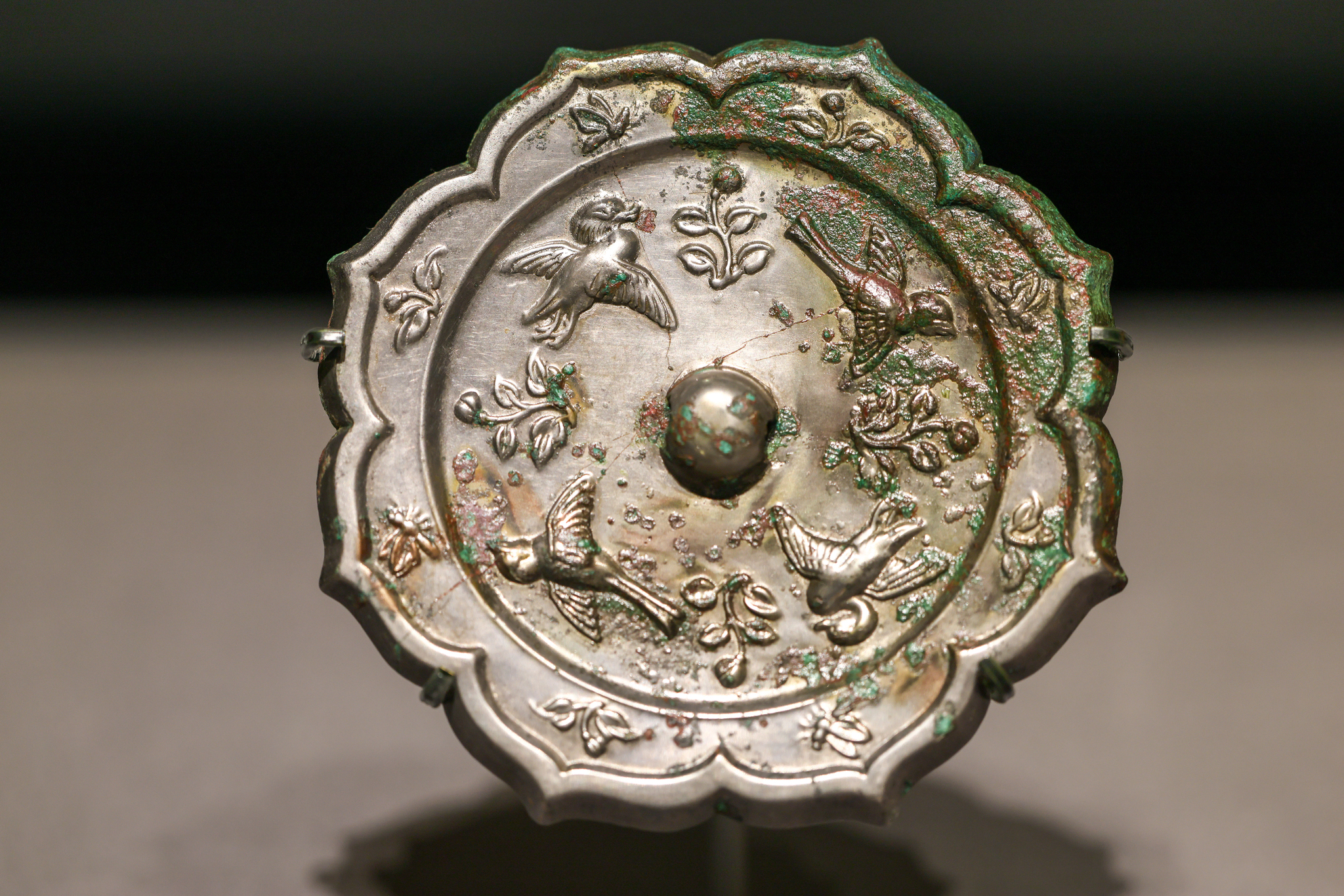 Un miroir en bronze est exposé au musée de l'aéroport occidental à l'intérieur de l'aéroport international de Xi'an Xianyang, dans la province du Shaanxi, dans le nord-ouest de la Chine, le 11 septembre 2026. /VCG