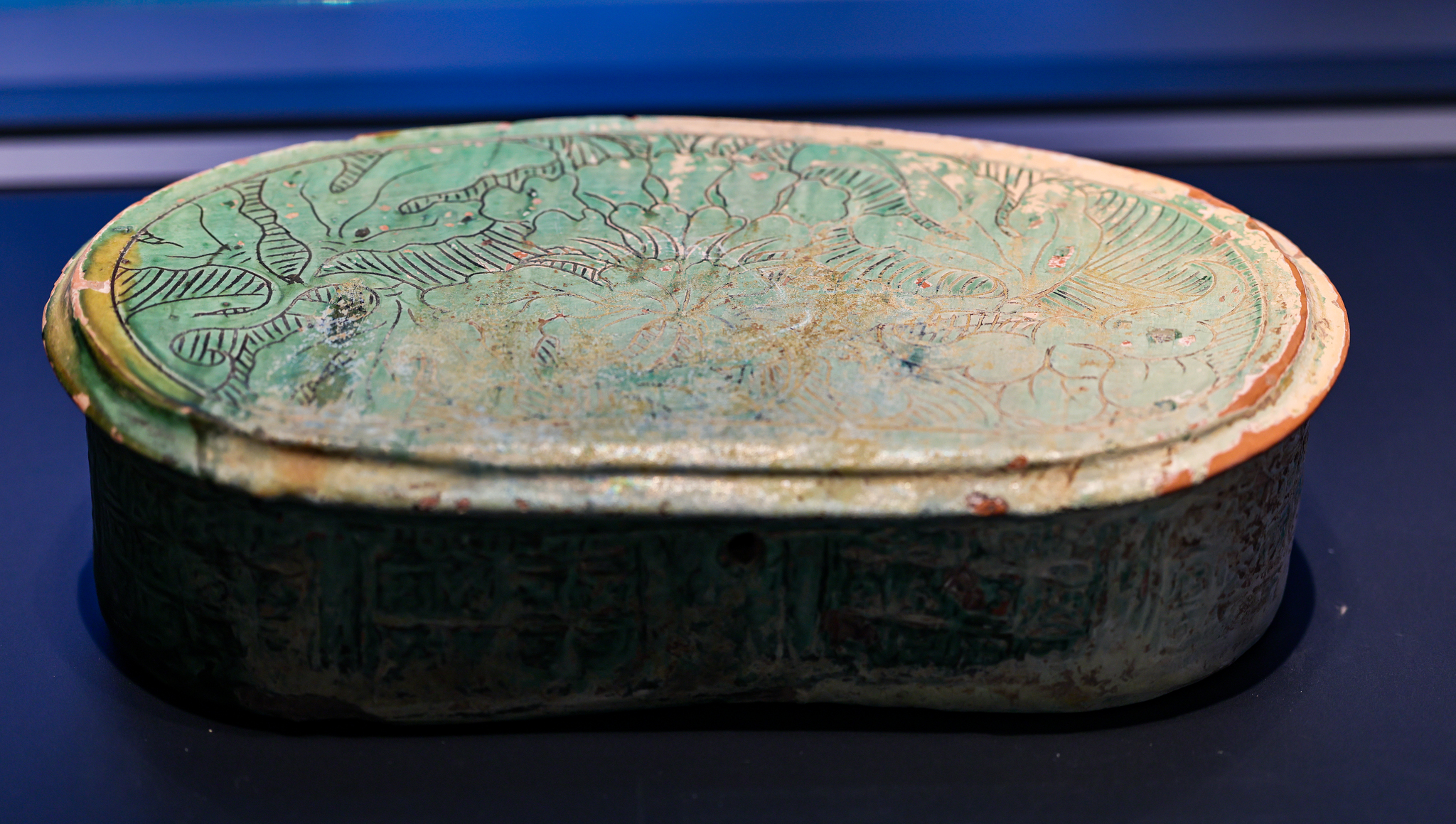 Un oreiller en céramique émaillée verte est exposé au Musée de l'aéroport occidental à l'intérieur de l'aéroport international de Xi'an Xianyang, dans la province du Shaanxi, dans le nord-ouest de la Chine, le 11 septembre 2026. /VCG 