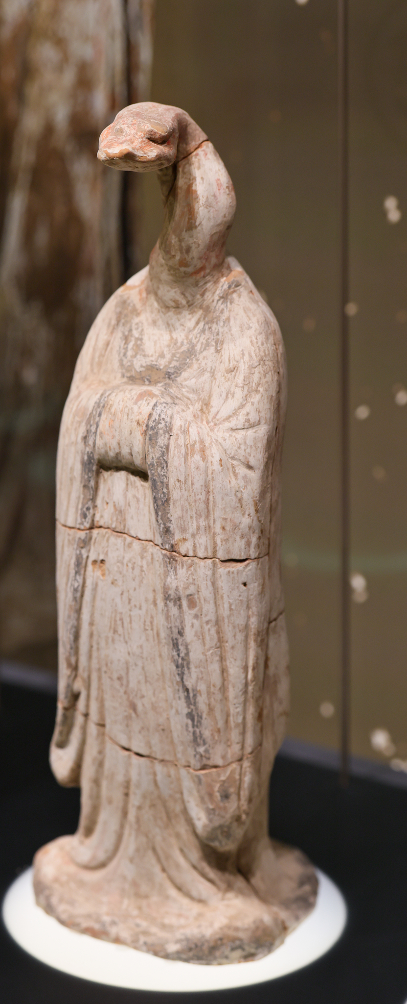 Une figurine de serpent issue d'un ensemble de figures d'animaux du zodiaque est exposée au Musée de l'aéroport occidental, à l'intérieur de l'aéroport international de Xi'an Xianyang, dans la province du Shaanxi, dans le nord-ouest de la Chine, le 11 septembre 2026. /VCG