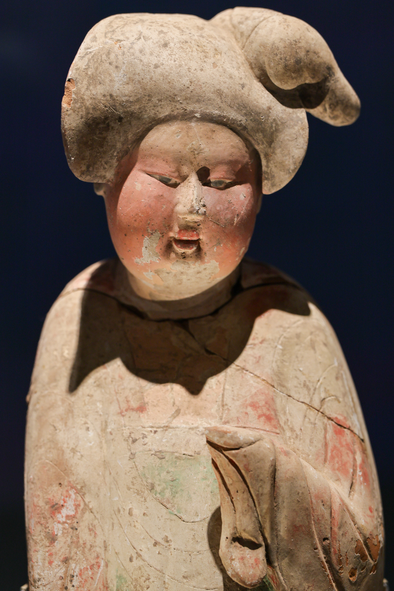 Une figurine en poterie peinte représentant une dame de la cour est exposée au Musée de l'aéroport occidental à l'intérieur de l'aéroport international de Xi'an Xianyang, dans la province du Shaanxi, dans le nord-ouest de la Chine, le 11 septembre 2026. /VCG 