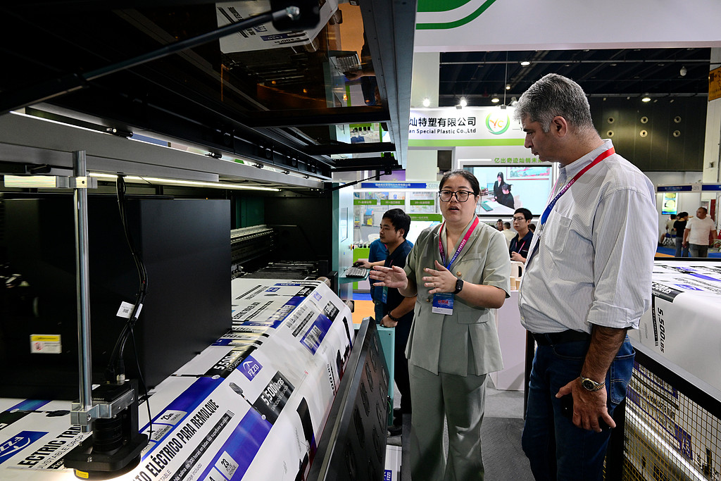 Un commerçant indien découvre les équipements d'impression et de pré-impression numériques d'emballages au Yiwu Packaging and Printing Expo à Yiwu, dans la province du Zhejiang (est de la Chine), le 6 septembre 2026. /VCG