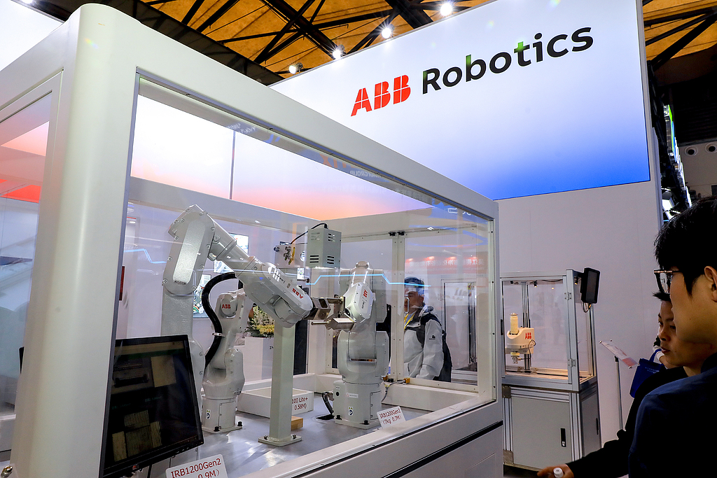 ABB Robotics présente ses solutions de robotique et d'automatisation au productronica China 2026 à Shanghai, en Chine, le 26 mars 2026. /VCG
