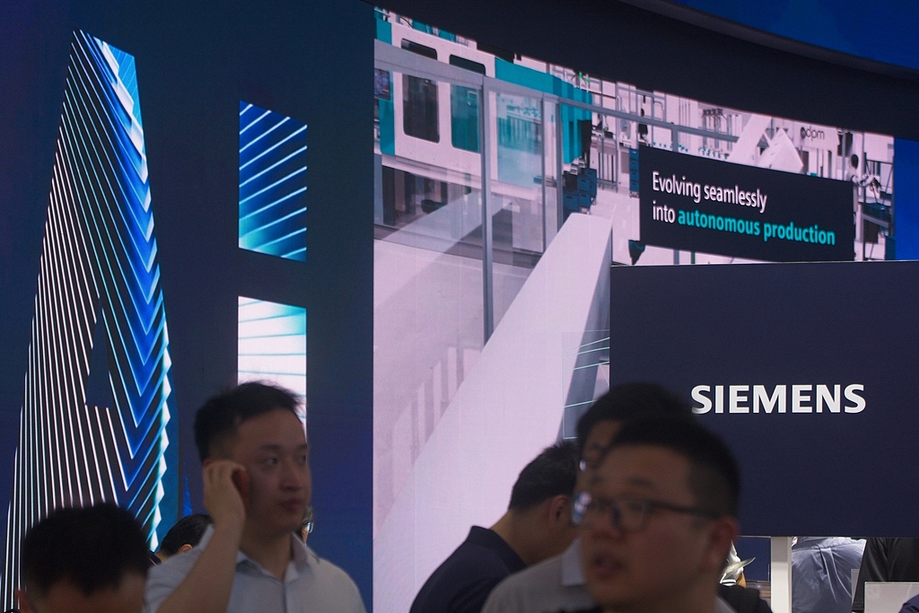 La façade du stand Siemens est visible au Shanghai New Expo Center lors de la Conférence mondiale sur l'intelligence artificielle 2026 à Shanghai, en Chine. 20 juillet 2026. /VCG