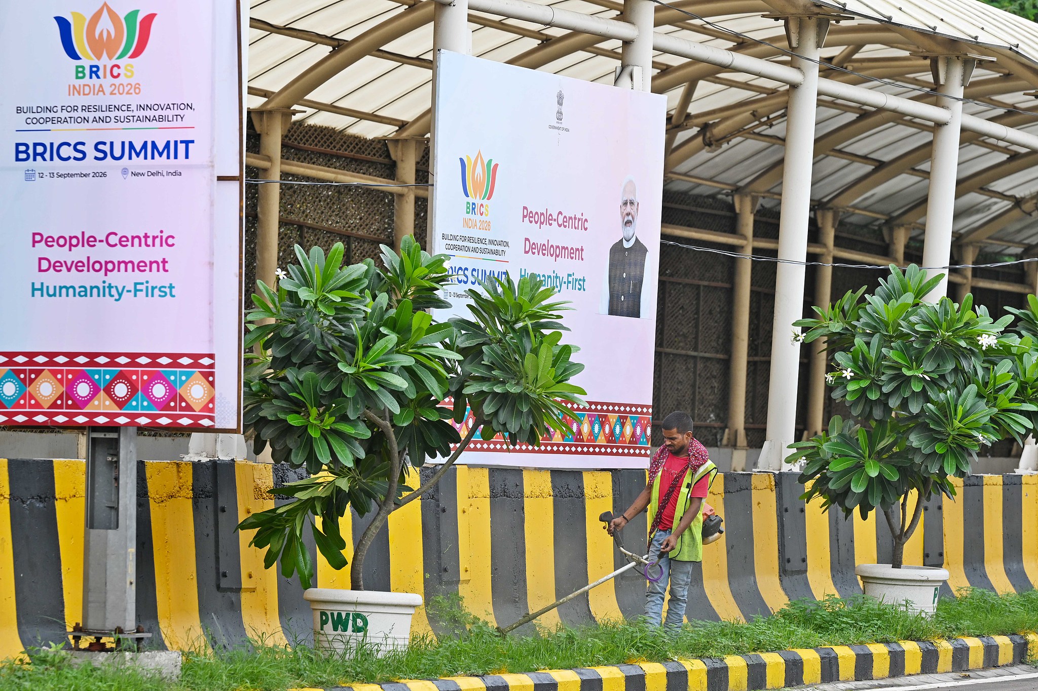 Des ouvriers effectuent des travaux de préparation et d'embellissement près de Bharat Mandapam en prévision du prochain sommet des BRICS à New Delhi, en Inde, le 6 septembre 2026. /CFP