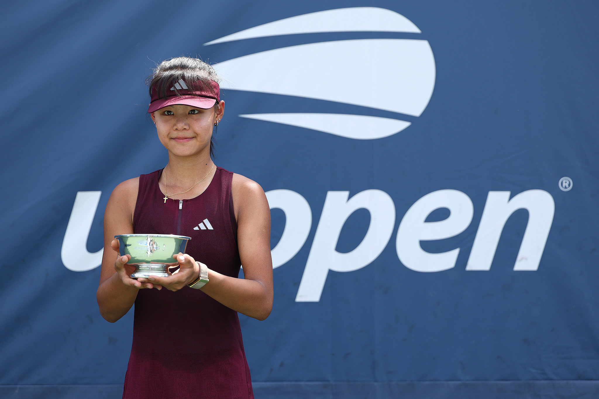 La Chinoise Sun Xinran célèbre avec le trophée après avoir battu Anna Pushkareva lors de la finale de leur simple filles lors de l'US Open au USTA Billie Jean King National Tennis Center à New York, États-Unis, le 12 septembre 2026. /VCG
