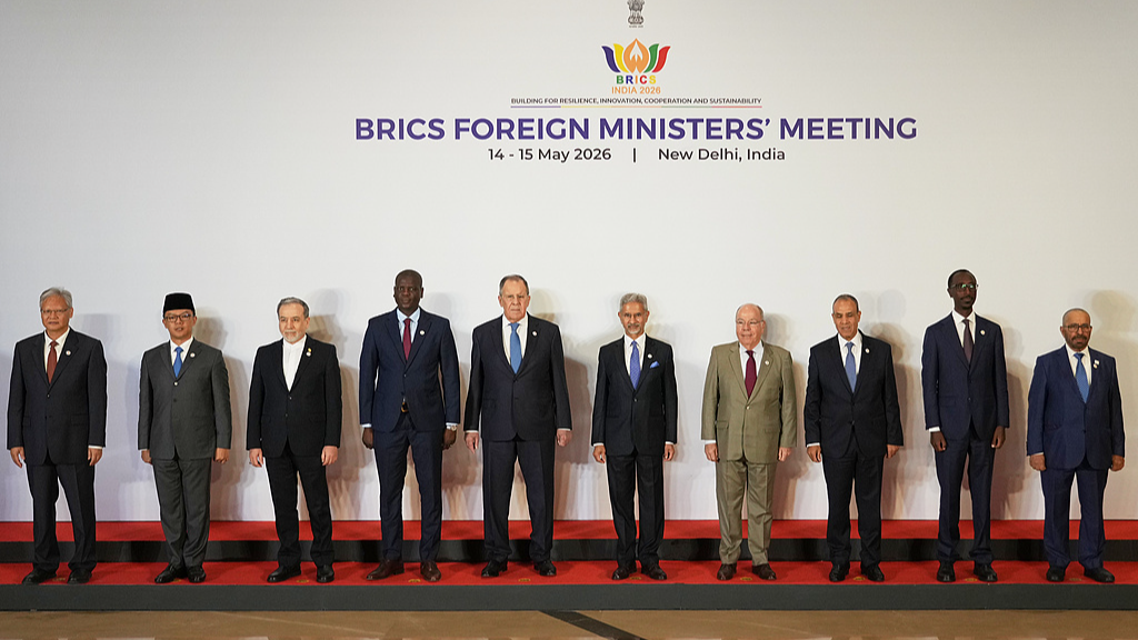 Une photo de groupe d'une réunion de deux jours des ministres des Affaires étrangères des pays BRICS en Inde, le 14 mai 2026. /VCG