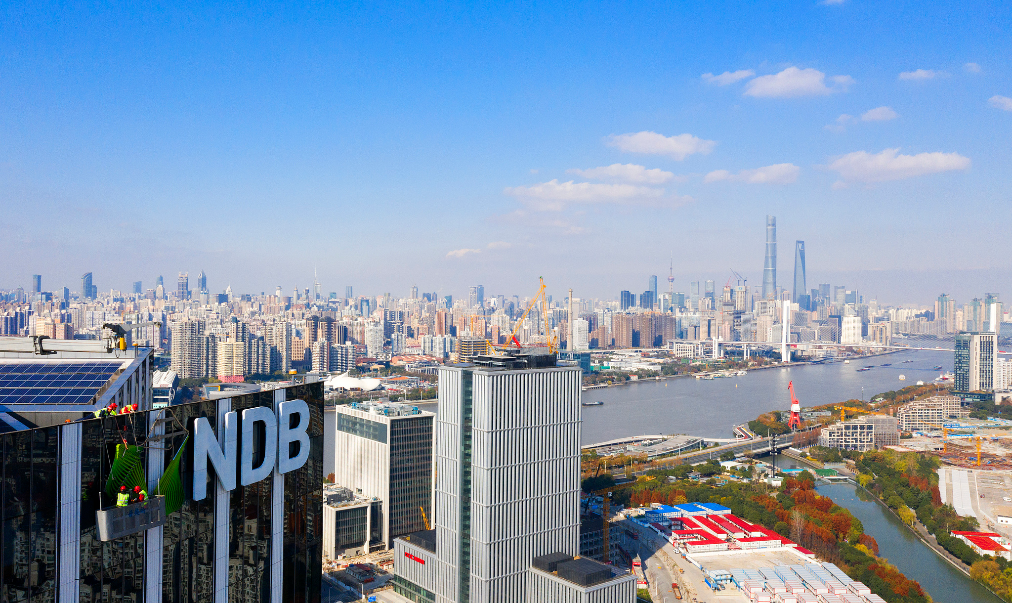Le siège de la Nouvelle Banque de Développement dans la nouvelle zone de Pudong à Shanghai, en Chine, le 20 décembre 2020. /VCG