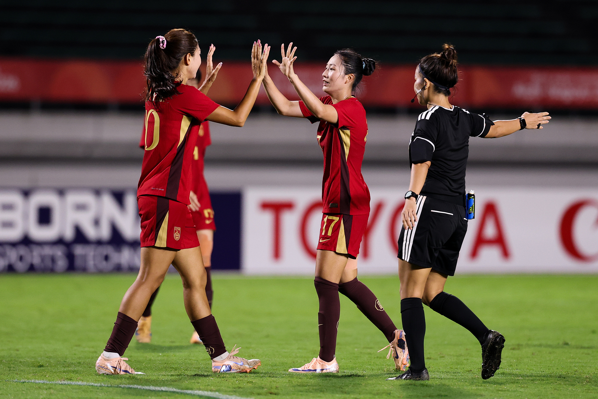 Les joueurs chinois célèbrent après avoir marqué un but lors du match du groupe G contre la région administrative spéciale chinoise de Hong Kong (RASHK) lors des Jeux asiatiques d'Aichi-Nagoya 2026 à Gifu, au Japon, le 14 septembre 2026. /VCG