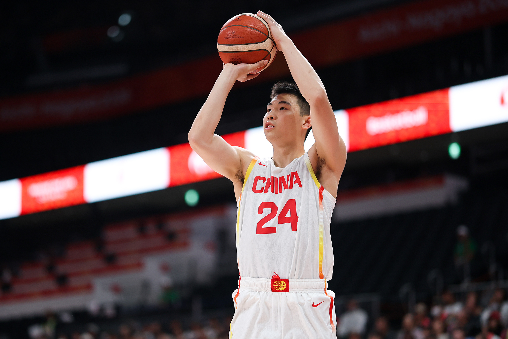 Le Chinois Cui Yongxi tire lors du match du groupe C contre les Philippines aux Jeux asiatiques d'Aichi-Nagoya 2026 à Nagoya, au Japon, le 14 septembre 2026. /VCG