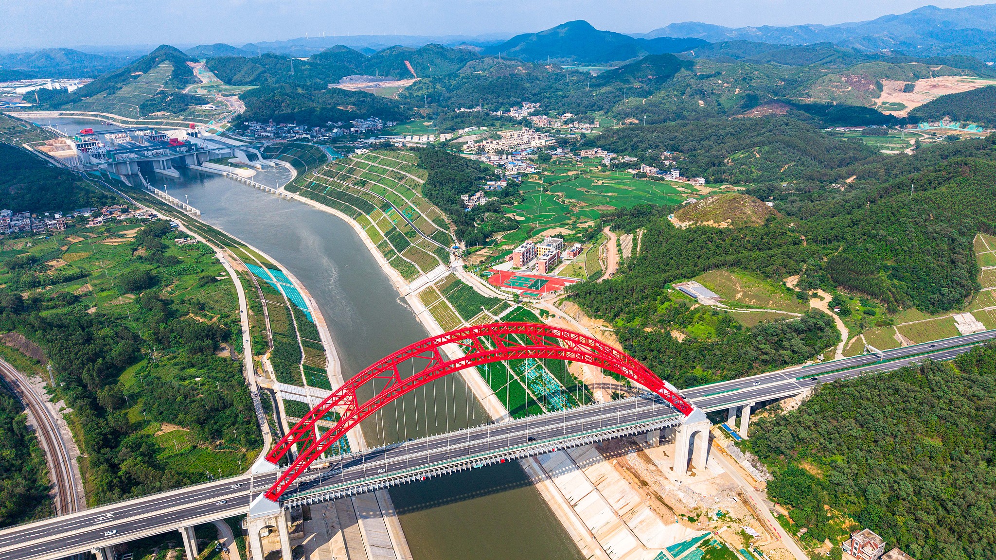 Vue aérienne du carrefour Madao du canal Pinglu dans le comté de Lingshan, dans la région autonome Zhuang du Guangxi (sud de la Chine), le 17 août 2026. /VCG