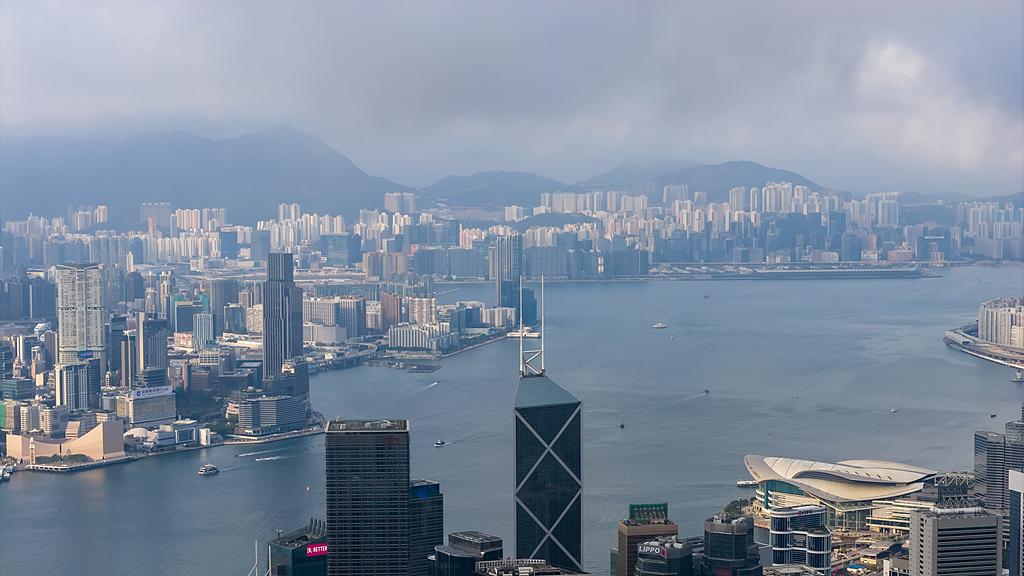 Toits de la ville vus depuis Victoria Peak, région administrative spéciale de Hong Kong, Chine. /VCG