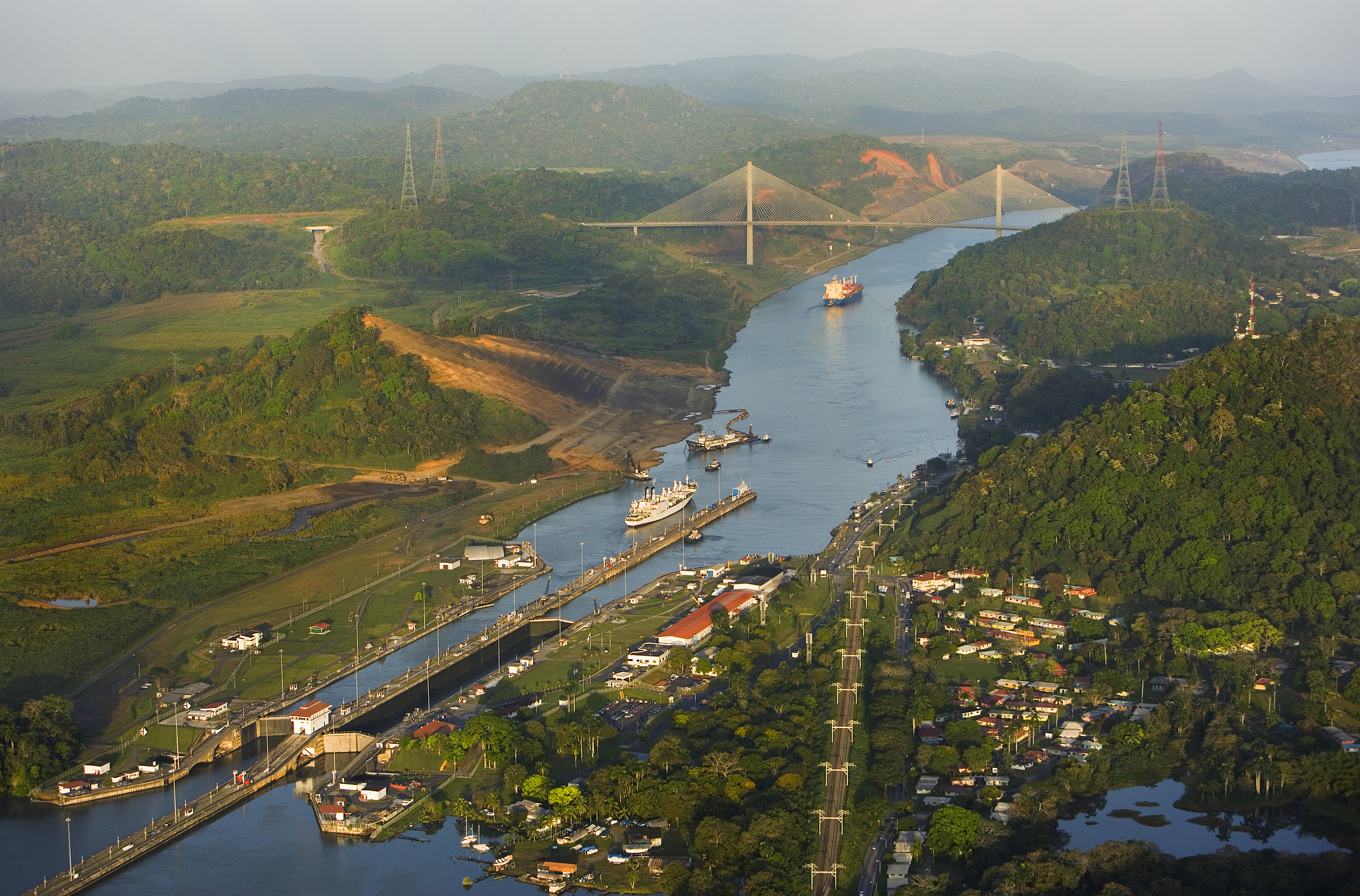 Les écluses Pedro Miguel et le pont du Centenaire sur le canal de Panama, Panama. /VCG