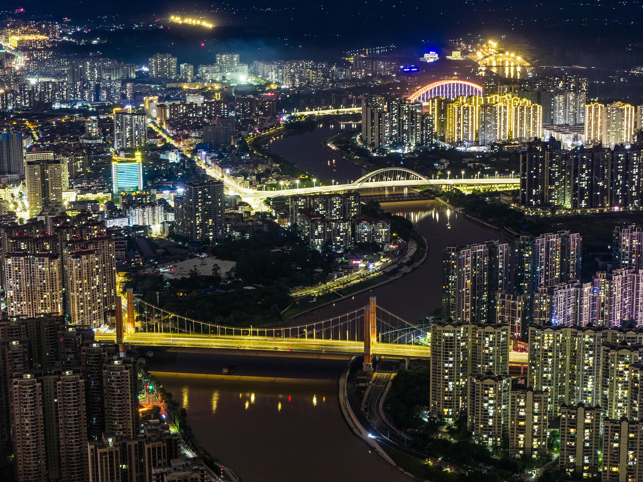 Une vue nocturne de la ville de Qinzhou, région autonome Zhuang du Guangxi, Chine du Sud, 27 août 2026 /VCG
