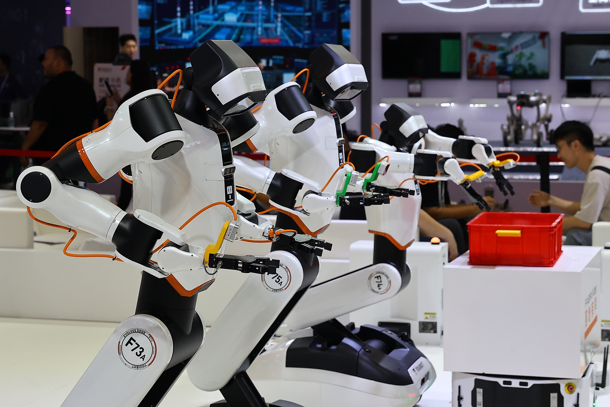 Des robots humanoïdes exposés lors de la Conférence mondiale sur l'intelligence artificielle 2026 à Shanghai, en Chine, le 19 juillet 2026. /VCG