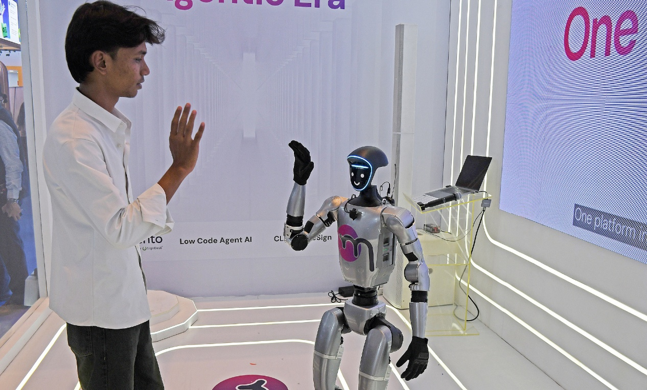 Un robot humanoïde vu saluer un homme lors de la 7e édition du Global Fintech Fest (GFF) à Mumbai, en Inde, le 9 septembre 2026. /VCG