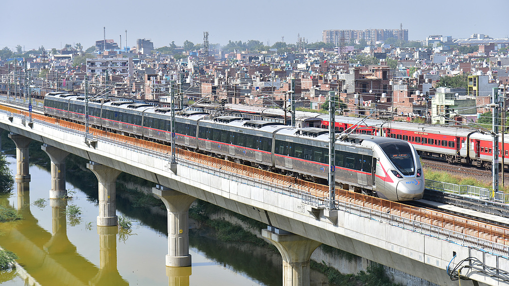 Les trains s'arrêtent à la gare Sahibabad RapidX du système de transport régional RapidX (RRTS) Delhi-Meerut entre Sahibabad et Duhai à Ghaziabad, en Inde, le 18 octobre 2023. /VCG
