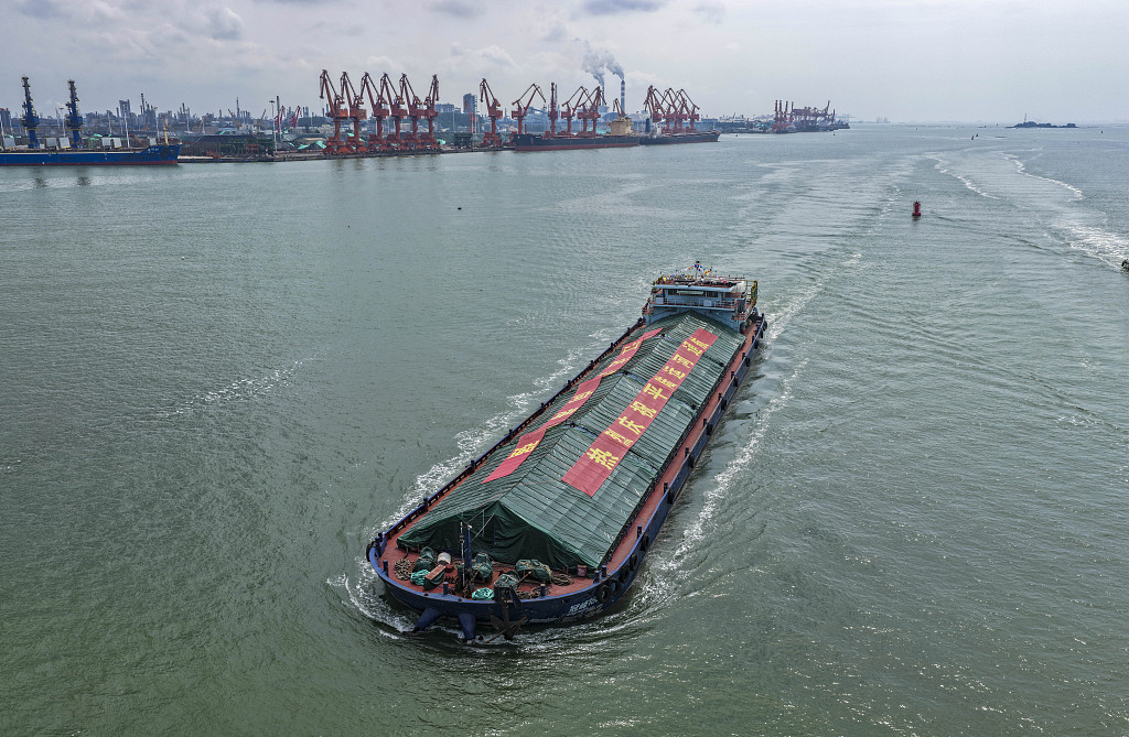 Un cargo part pour le port de Nanning le long du canal Pinglu, dans la ville de Qinzhou, dans la région autonome Zhuang du Guangxi (sud de la Chine), le 16 septembre 2026. /VCG