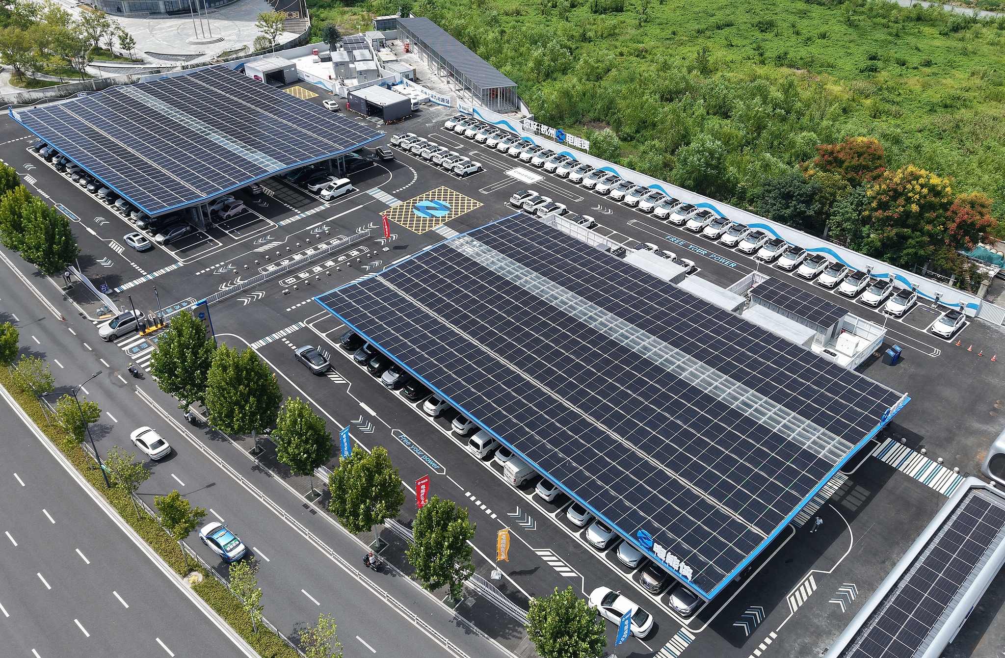 Une vue aérienne de la zone de service de mobilité électrique de Jiuhe Road à Hangzhou, province du Zhejiang, Chine, le 17 septembre 2026. /VCG
