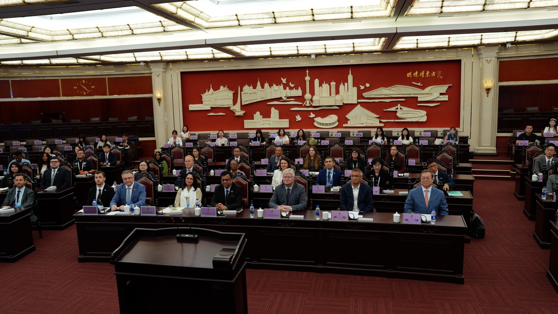 Une trentaine de diplomates de 20 pays au Bâtiment du Peuple de Shanghai, à Shanghai, dans l'est de la Chine, le 8 septembre 2026. /CGTN