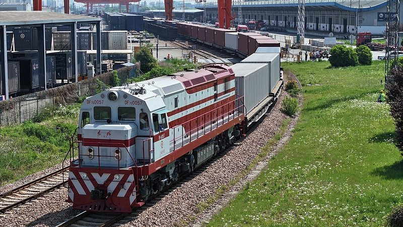 Un train de marchandises spécial Chine-Europe transportant 90 véhicules électriques BYD Seagull part de la gare de Minhang à Shanghai, dans l'est de la Chine, à destination de Duisburg, en Allemagne, le 18 avril 2025. /CFP