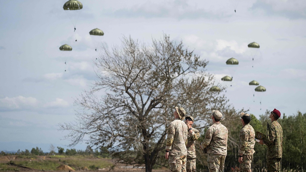 Les parachutistes de la 1re brigade aéroportée du Japon se dirigent vers la zone de largage sous le regard des responsables des opérations aériennes de l'armée américaine lors du largage aéroporté conjoint de l'opération Orient Shield 2026 dans la zone d'entraînement de Kita-Dalen à Eniwa, Hokkaido, Japon, le 15 septembre 2026. /VCG