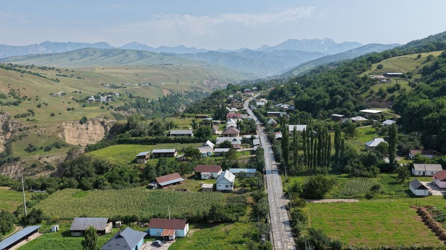 Une route de village réparée par un département de projet du chemin de fer Chine-Kirghizistan-Ouzbékistan à Jalalabad, au Kirghizistan, le 9 mai 2026. /Xinhua