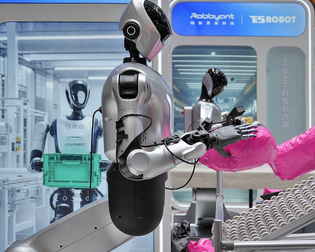 Des robots humanoïdes travaillant sur une ligne de logistique et de livraison de colis lors de la World Robot Conference, Pékin, le 20 août 2026. /VCG