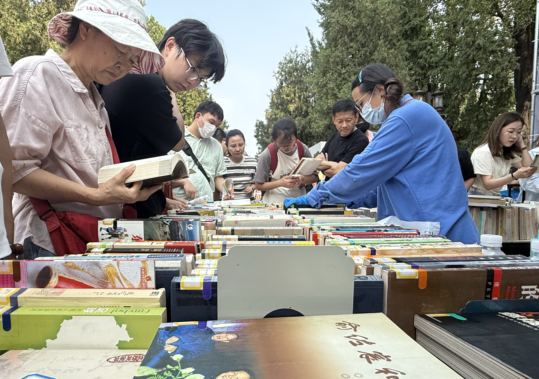 Visiteurs parcourant de nombreux livres à la Foire du livre Ditan 2026, 19 septembre 2026, Zaruhi Poghosyan /CGTN