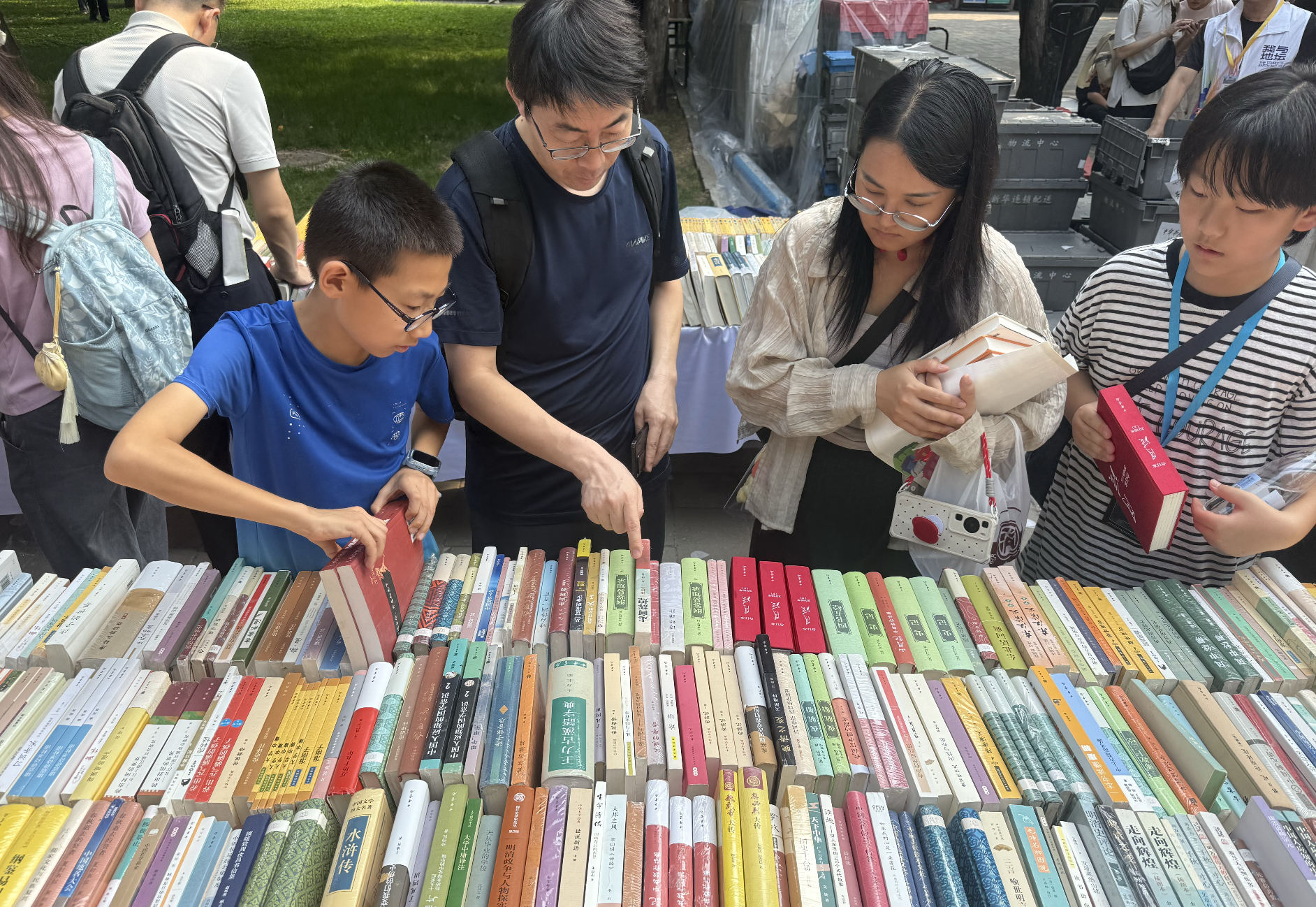 Visiteurs parcourant de nombreux livres à la Foire du livre Ditan 2026, 19 septembre 2026, Zaruhi Poghosyan /CGTN